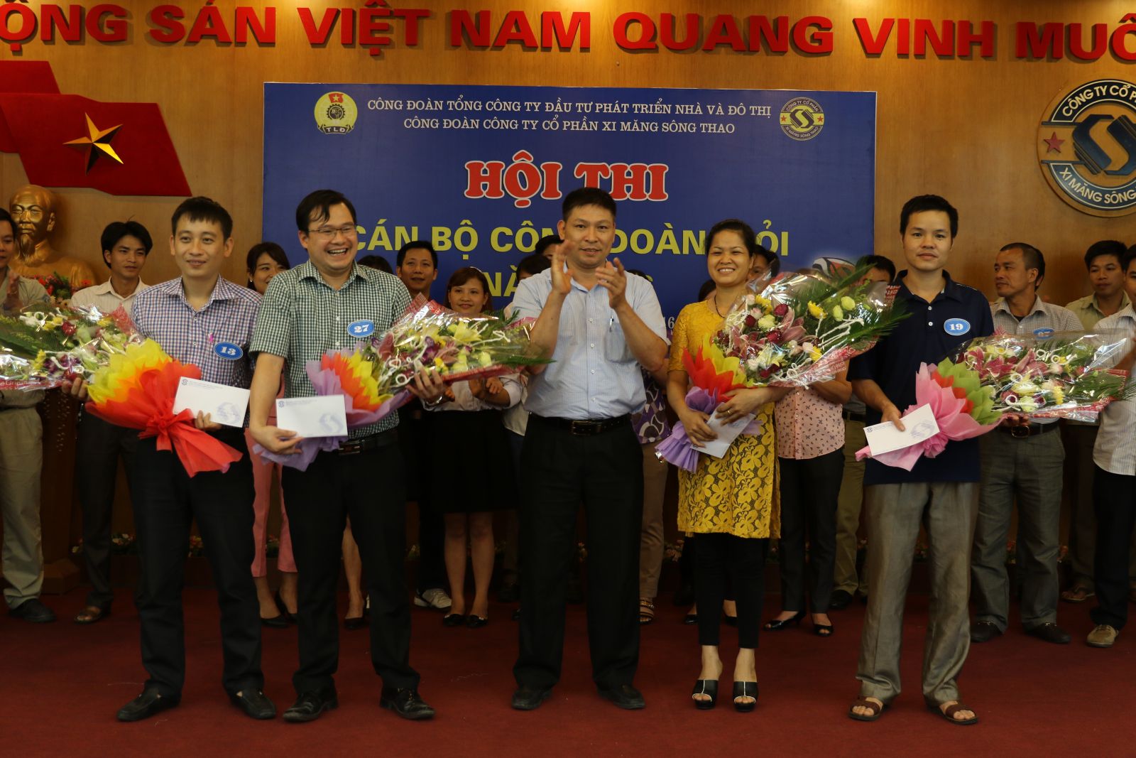 Đ/c Phạm Xuân Hòa, Chủ nhiệm UBKT Công đoàn, Thành viên BGK trao giải cho các thí sinh đạt giải ba